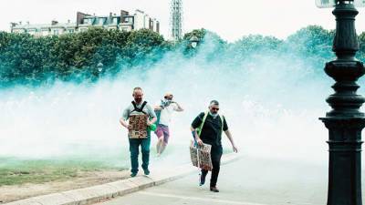 Полиция Парижа применила газ на протестах против санитарных пропусков