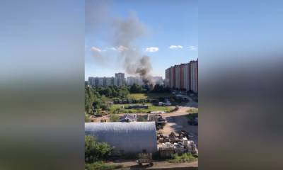 В Красносельском районе Петербурга полностью выгорел ангар