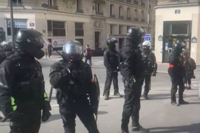 В Париже противников санитарных пропусков разгоняли слезоточивым газом