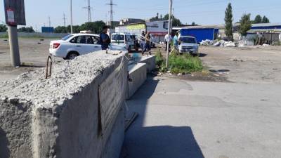 МЧС в Ростове потребовало убрать бетонные блоки с закрытого рынка «Атлант» в Аксайском районе