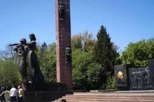Во Львове снесли Монумент боевой славы. ФОТО