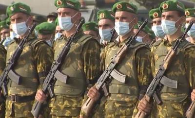 Кыргызские и таджикские военные ведут огонь по друг другу