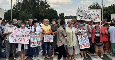 На Харьковщине медики перекрывали дорогу из-за задолженности по зарплате (ФОТО)