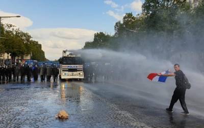 В Париже противники санитарных пропусков подрались с полицией