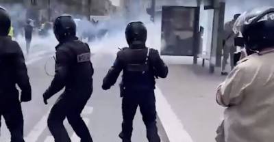 Дубинки и газ: Во Франции проходят жёсткие митинги против карантинных ограничений