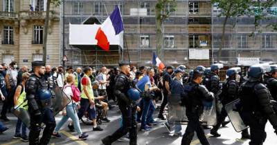Во Франции - Во Франции демонстранты подрались с полицией на акции против "паспортов здоровья" (ФОТО, ВИДЕО) - dsnews.ua - Украина - Франция - Париж