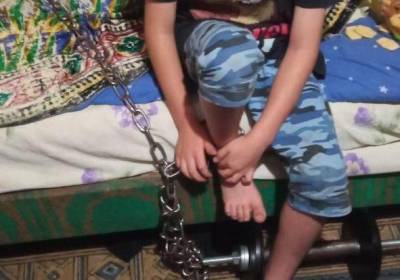 Суд Днепропетровщины арестовал отчима, который приковал ребенка цепью к батарее