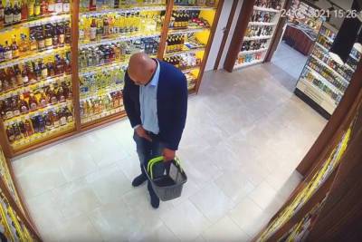 Житель Всеволожска смог унести из магазина бутылку коньяка в штанах