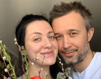 Жена Сергея Бабкина Снежана в розовом мини поразила моложавым видом рядом с мужем: "Такое у меня впервые!"