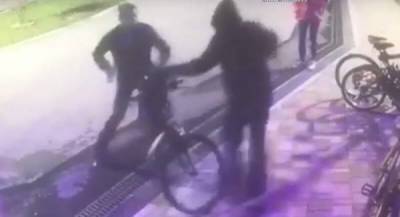 Бандит попытался украсть велосипед, но бдительные охранники настигли его