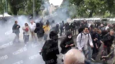 Во французском Нанте протестующие освистали полицию за слезоточивый газ
