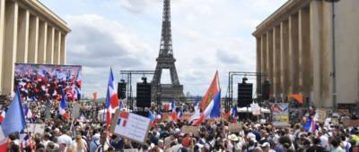 В Париже на многотысячной демонстрации против вакцинации произошли стычки с полицией