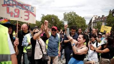 Протесты против ковидных ограничений прошли в крупных городах Европы. Во Франции есть задержанные