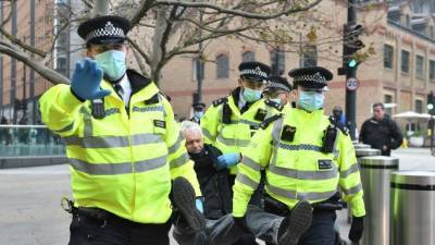 В Лондоне четверо полицейских ранены на акции протеста против вакцинации