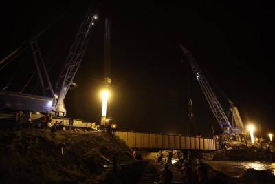 Рабочие восстановили первый пролет моста, снесенного на Транссибе