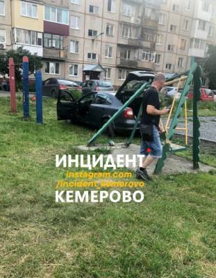 Соцсети: в Кемерове машина протаранила качели на детской площадке