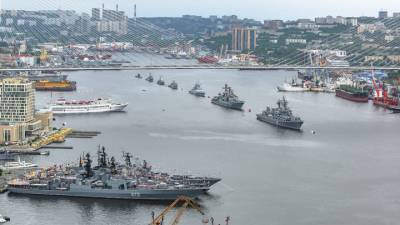 Во Владивостоке прошел военно-морской парад