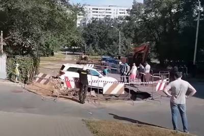 В Хабаровске из-за повреждения водопровода обрушился участок дороги