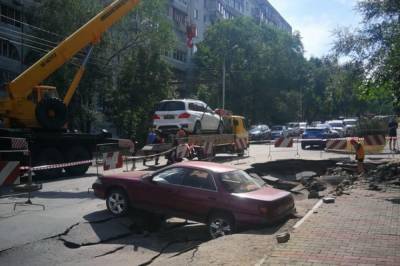 Юрий Попов - В Хабаровске из-за повреждения водопровода рухнул участок дороги - aif.ru - Хабаровский край - Хабаровск - район Центральный