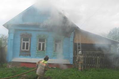 В Ивановской области крупный пожар уничтожил дом, гараж и баню