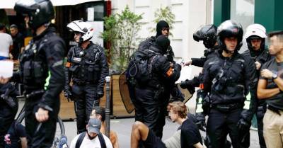 Протесты против "ковид-пропуска": на улицы Франции вышли 160 000 человек