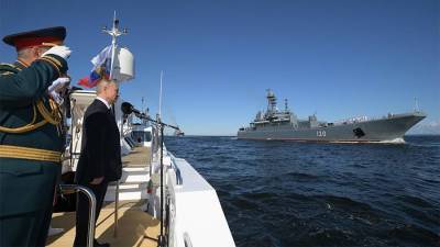 Путин прибыл в Кронштадт для осмотра кораблей перед парадом