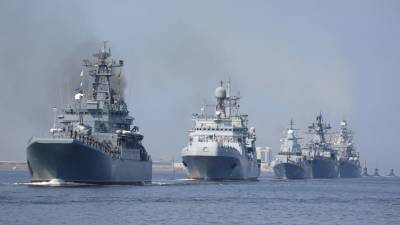 Путин прибыл в Кронштадт для осмотра кораблей перед парадом в День ВМФ