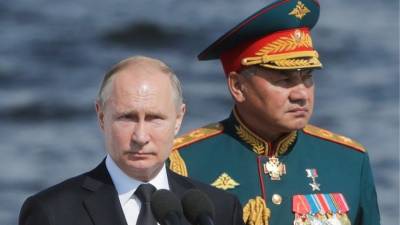 Путин обходит на катере парадную линию боевых кораблей на Кронштадтском рейде