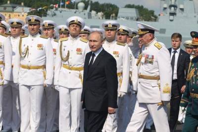 Президент РФ Владимир Путин на катере обходит парадную линию боевых кораблей на Кронштадтском рейде