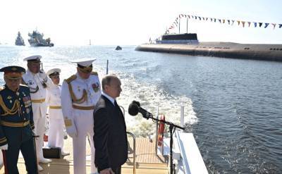 Владимир Путин на катере обходит парадный строй кораблей в Кронштадте