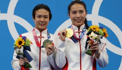 Китай выиграл золото Олимпиады в женских синхронных прыжках в воду с 3 метров