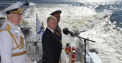 Путин в Кронштадте поздравил личный состав экипажей с Днём ВМФ