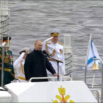 Путин поздравил личный состав судов на параде в Петербурге с Днем ВМФ