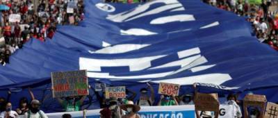 В Бразилии десятки тысяч людей вышли на митинги с требованием отставки президента Болсонару