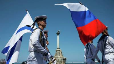 В Петербурге начался военно-морской парад