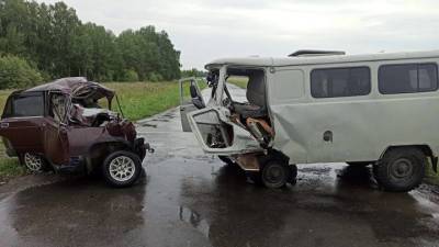 Легковушка всмятку: 3 человека погибли в аварии в Омской области