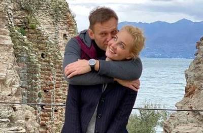 Навальный поздравил жену с днем рождения, пообещав расплавить стекла, которые их разделяют