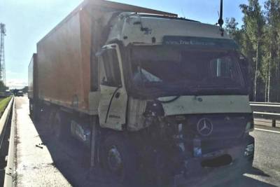 Фура и грузовик столкнулись на трассе «Нева» в Новгородском районе