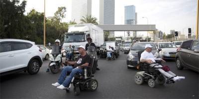 Инвалиды вернулись к блокировке движения транспорта