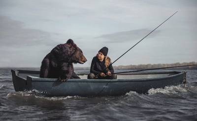 The Daily Mail (Великобритания): медведи ловят рыбу в лесу? Гигантский компаньон русской женщины, которого она спасла из сафари-парка, любит рыбачить с нейна озерах русского леса