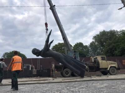 Во Львове снесли Монумент славы Советской армии