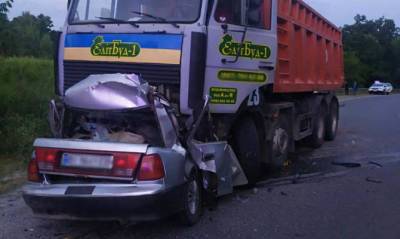 В Полтавской области легковушка врезалась в грузовик, четыре человека погибли