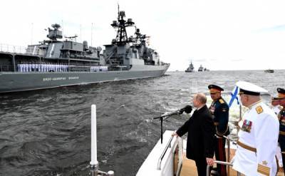 Владимир Путин - Путин в День ВМФ принял парад в акватории Невы - nakanune.ru - Санкт-Петербург