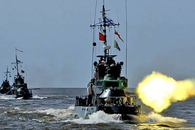 Моряки Каспийской флотилии РФ устроили «морской бой» в честь Дня ВМФ