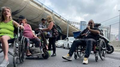 Инвалиды парализуют Израиль: активисты на колясках закрыли выезд из Тель-Авива