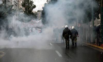 Греческая полиция разогнала противников вакцинации слезоточивым газом