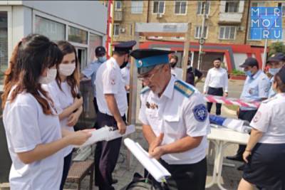 Волонтёры Минмолодежи РД принимают участие в Военно-морском параде в Каспийске