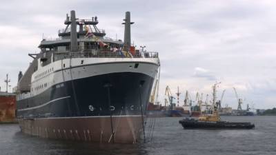 Под контролем Путина: в Петербурге спускают на воду новейший супертраулер