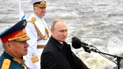 Путин принял участие в спуске на воду рыболовного траулера «Механик Сизов»