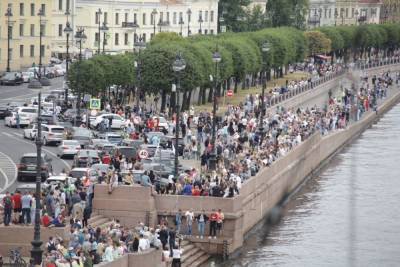 Петербуржцы заполонили набережные, чтобы посмотреть Главный военно-морской парад